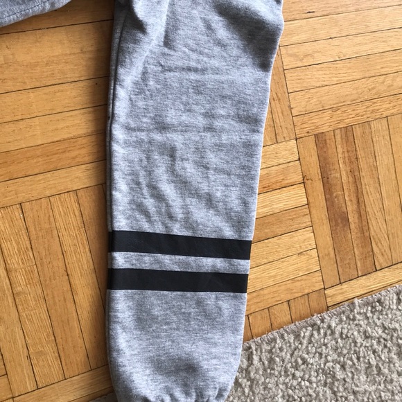 This is a sweatshirt from H&M - Picture 3 of 5